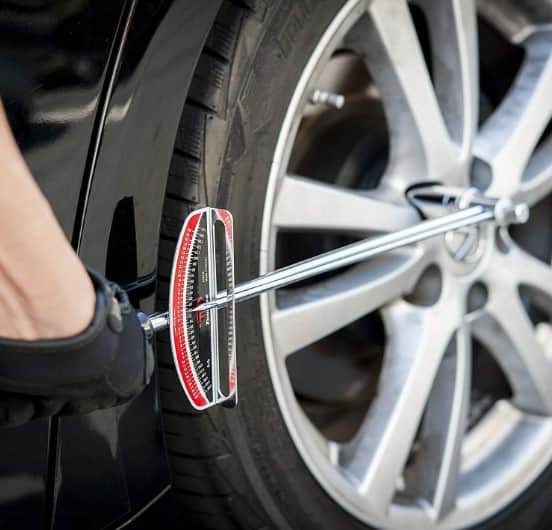 BEAM STYLE TORQUE WRENCH ON LUG NUTS