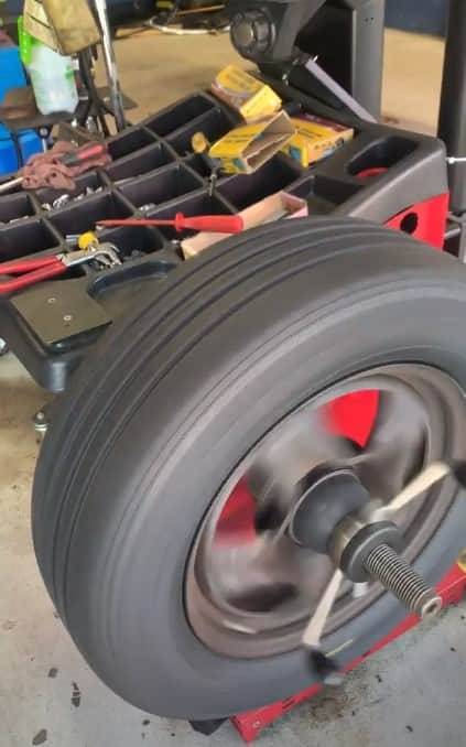 HUNTER TIRE BALANCING MACHINE