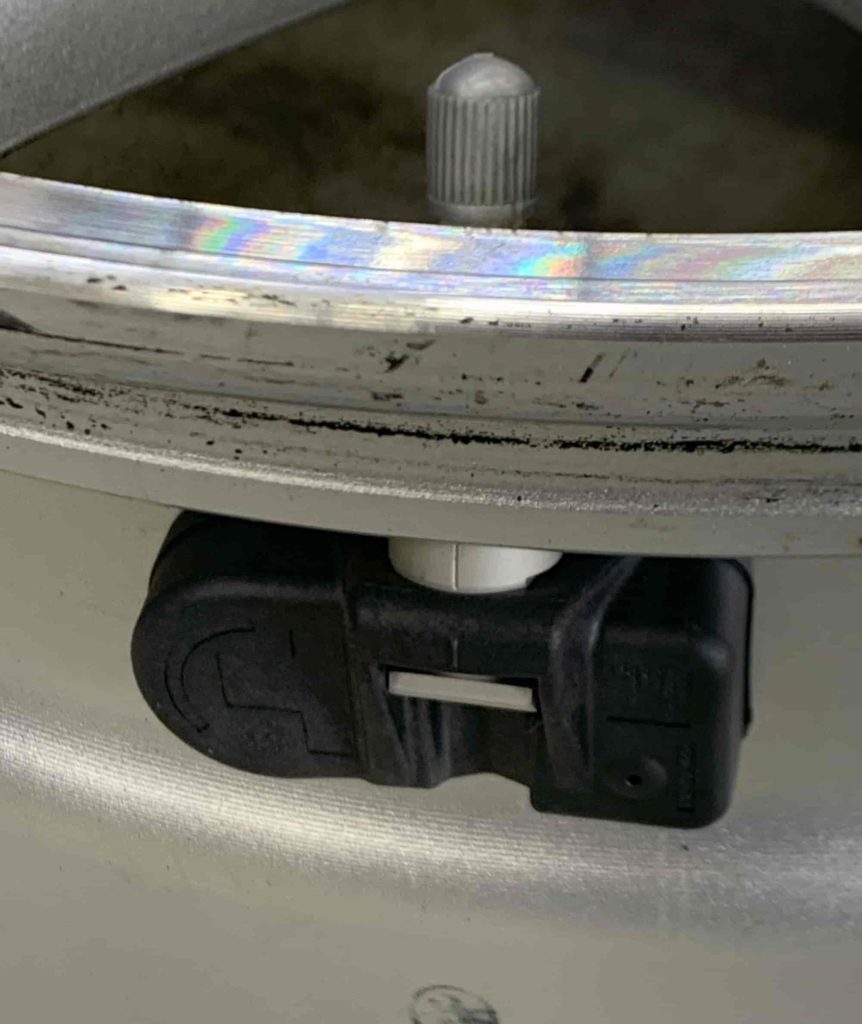 TIRE PRESSURE SENSOR MOUNTED ON WHEEL