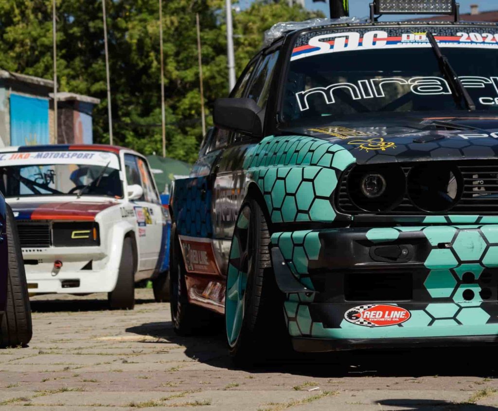 VEHICLE WITH NEGATIVE CAMBER