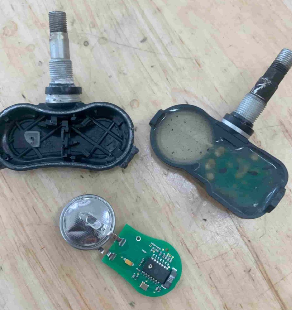 TPMS SENSOR OPENED UP WITH BATTERY