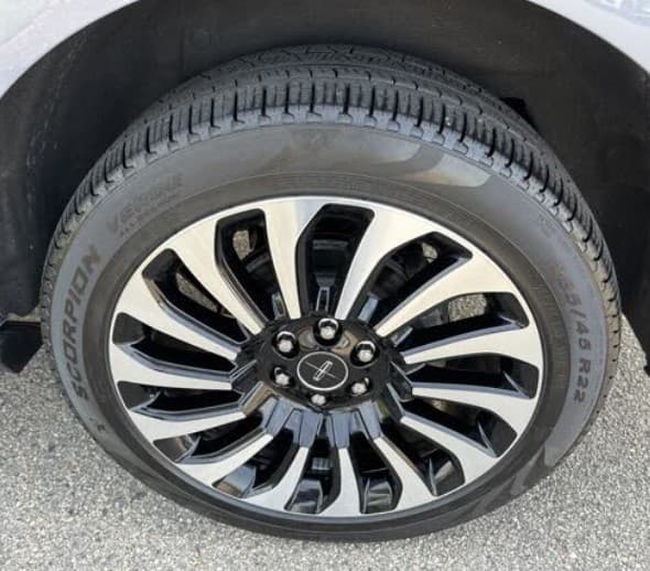 2023 LINCOLN NAVIGATOR TIRE