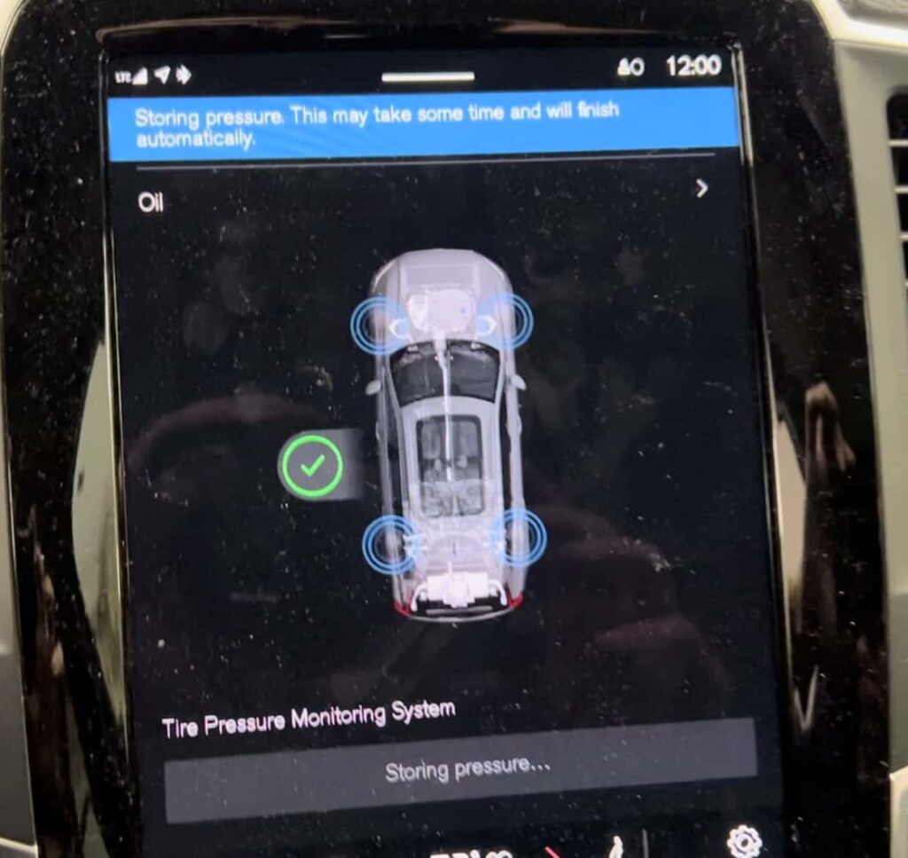 2024 VOLVO TIRE PRESSURE MONITORING SYSTEM ON DASHBOARD DISPLAY SCREEN