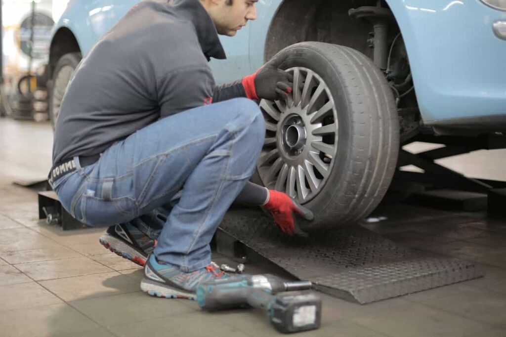 PROFESSIONAL MECHANIC TIRE INSTALL