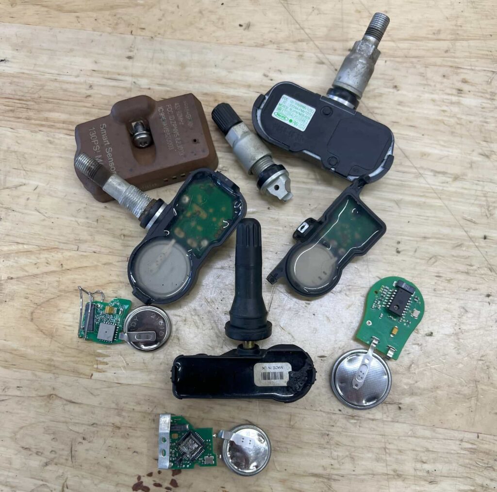 TIRE PRESSURE SENSORS METAL AND RUBBER VALVE STEM